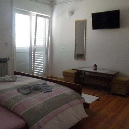 Apartments Angela - With Beautiful Courtyard Brela Exterior foto