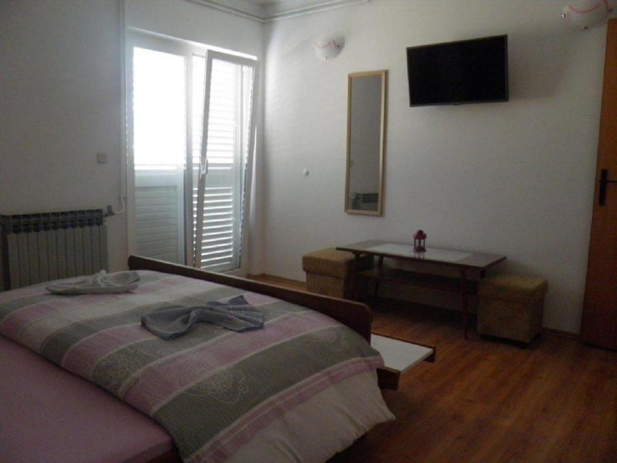 Apartments Angela - With Beautiful Courtyard Brela Exterior foto
